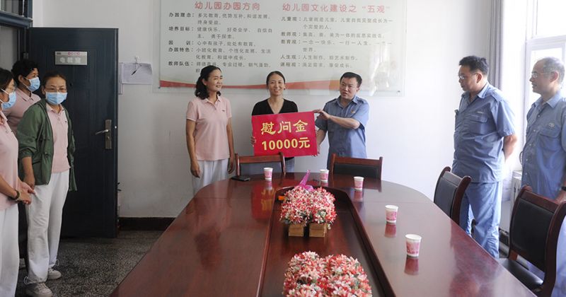 ��˾��ί���׶�԰��չ��ϯ��ο���˶�